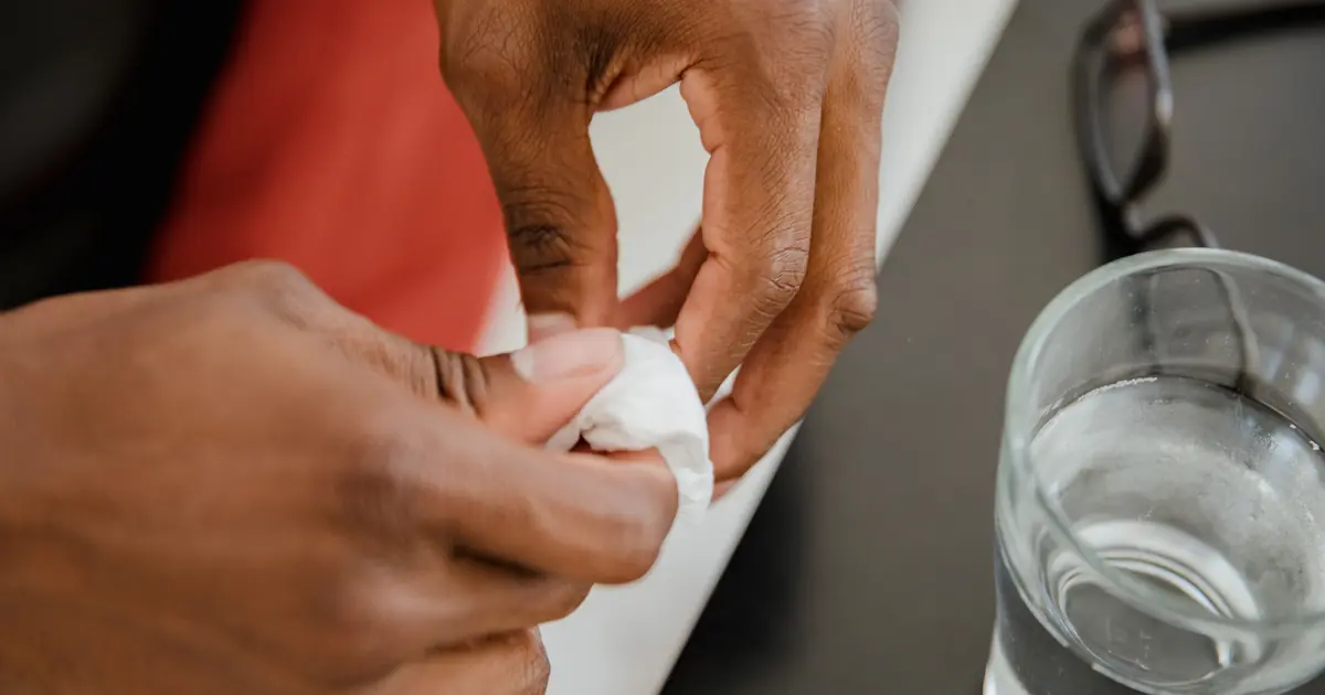 Washing a cat bite wound under running water as first aid to reduce infection