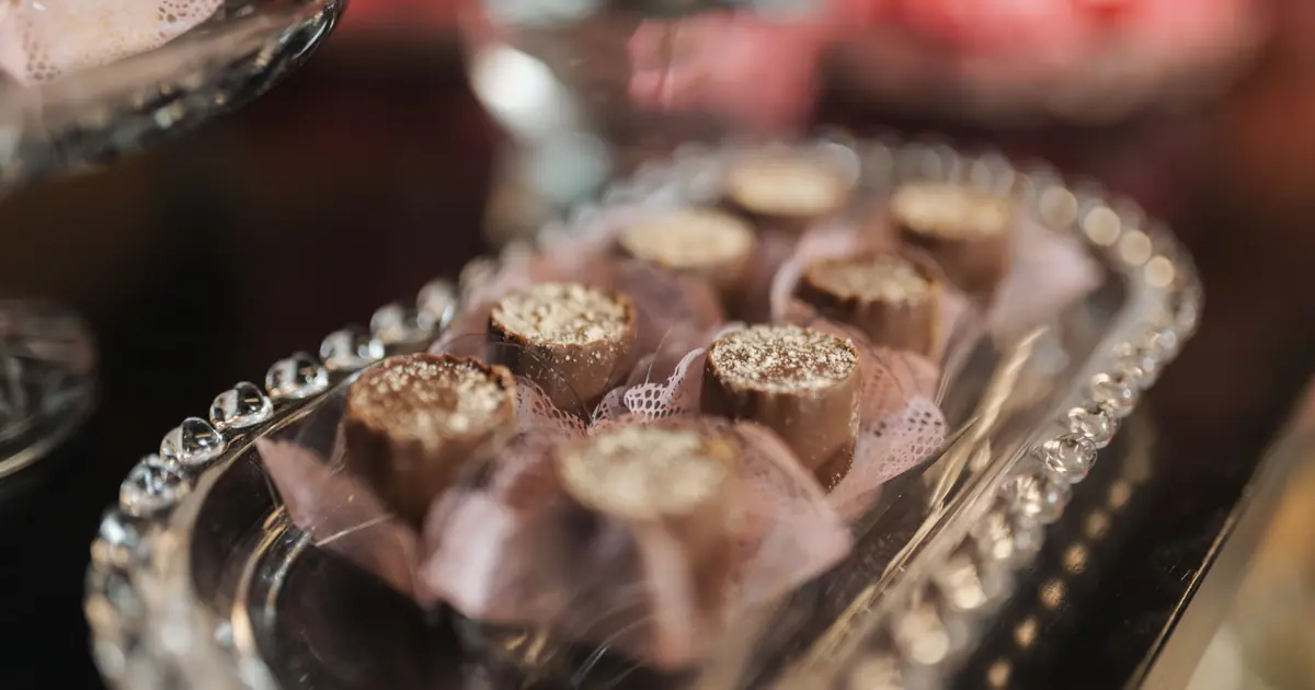 Can Cats Eat Chocolate? No, It's Toxic (Vet Facts) 1