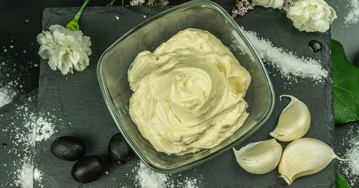 mayonnaise is high in fat and offers cats no nutrition